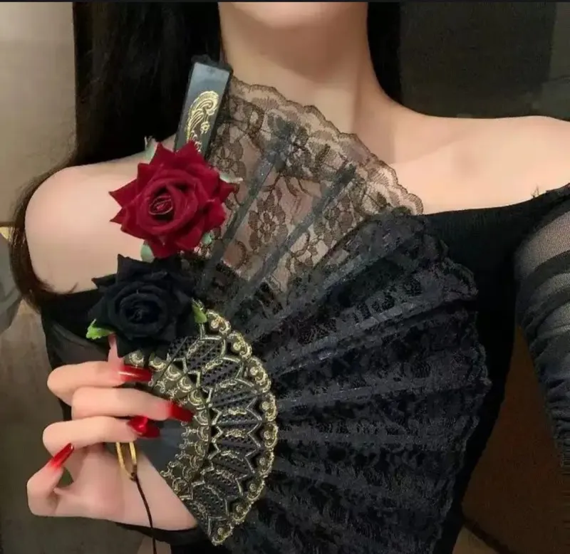 Шикарный веер ажурный с розами , подойдёт для декора,танцев и т.д