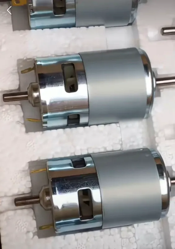 Двигатель на 12v DC (+-) 2 Двигатель на 12v DC (+-) 2