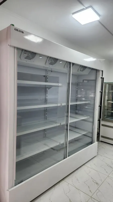 Продам витрину шкаф