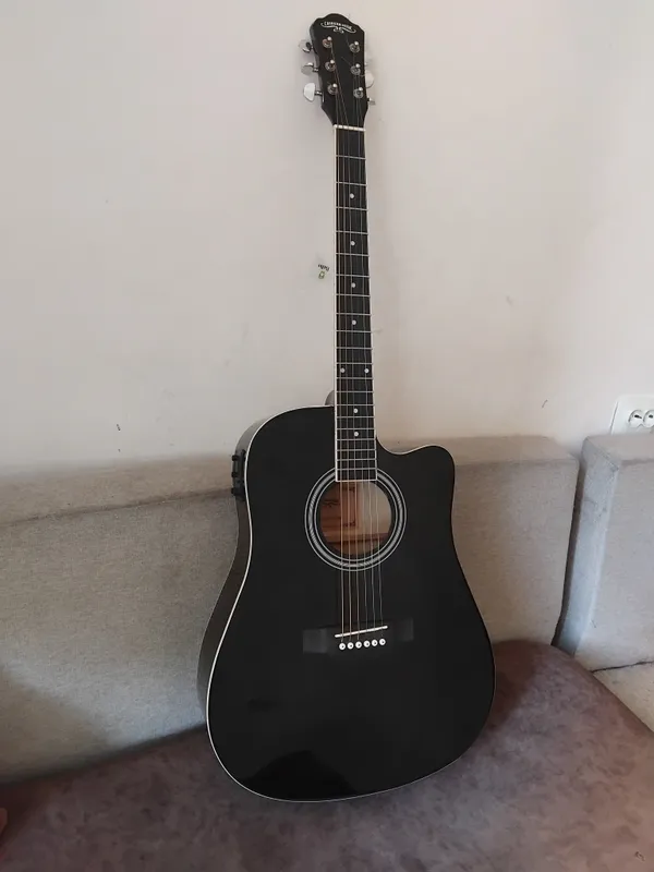 Gitara sotiladi