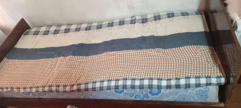 Шкаф, кровать, кресло, зеркало из качественного дерева, старые 3