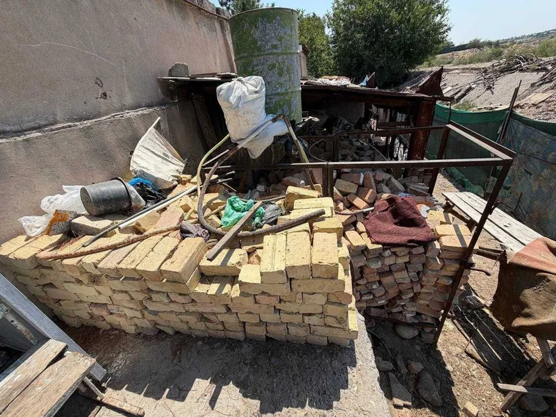 Продаётся кирпич гишт ~5000 шт. + 3 старые балки тусин 6 метр 1