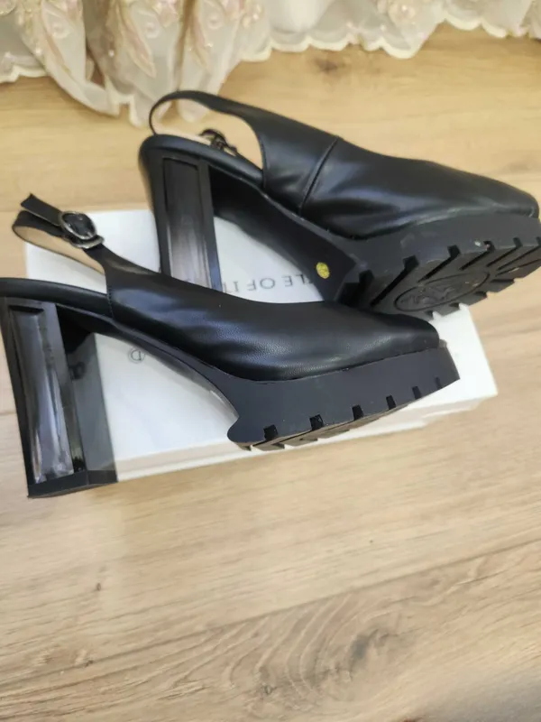 Oyoq kiyim sotiladi 4 Oyoq kiyim sotiladi 4