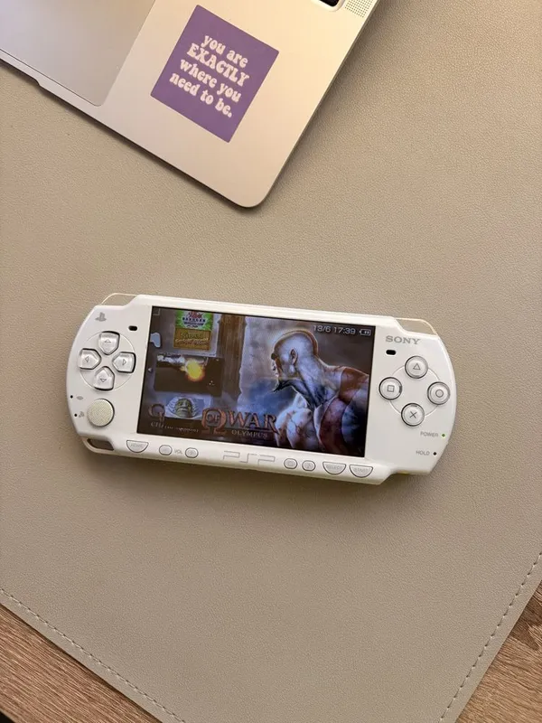 Срочно продаю PSP 2000 в редком цвете с играми на 64гб