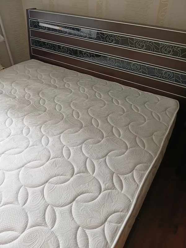 Двухспальная кровать с матрасом