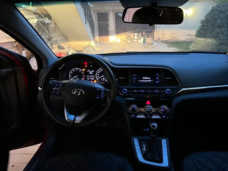 Hyundai Elantra sotiladi 4