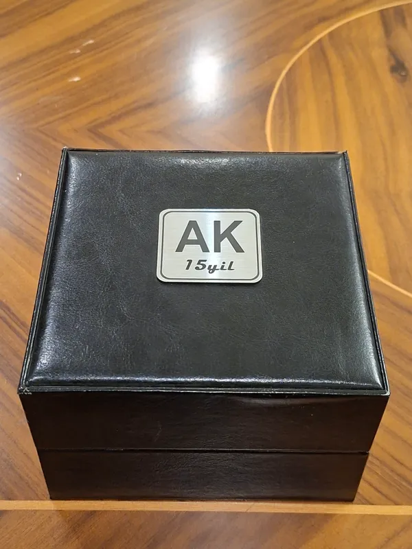 AK 15 yil maxsus esdalik Tissot uslubidagi soat 5