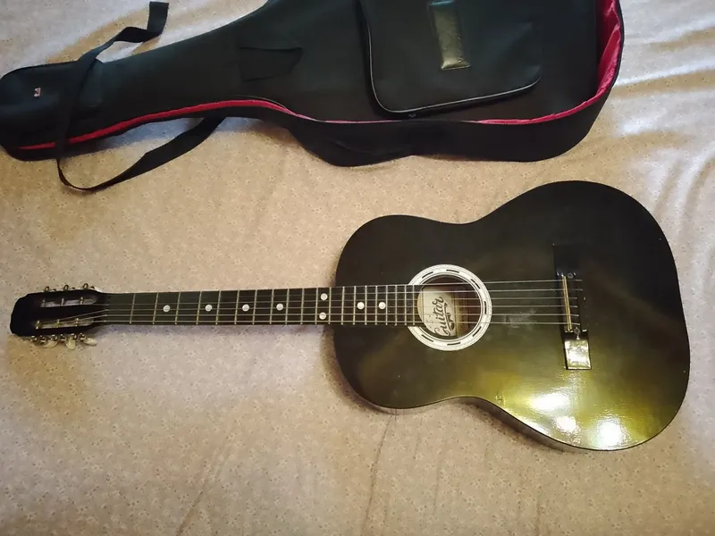 Gitara sotiladi.