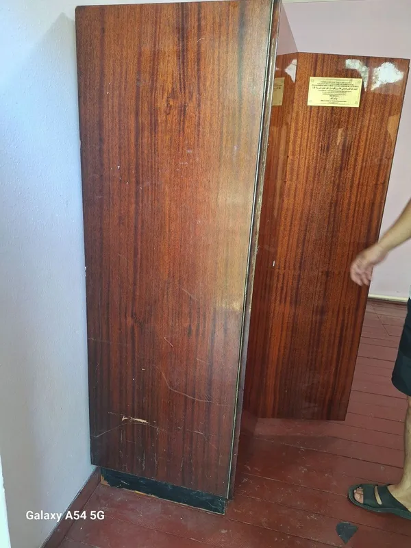 Rom eshik va oynalar, yodiviy oynalari bilan va shfaner 1