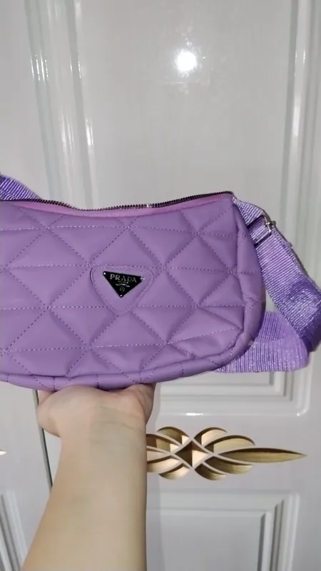 ayollar uchun prada brendidan binafsha sumka