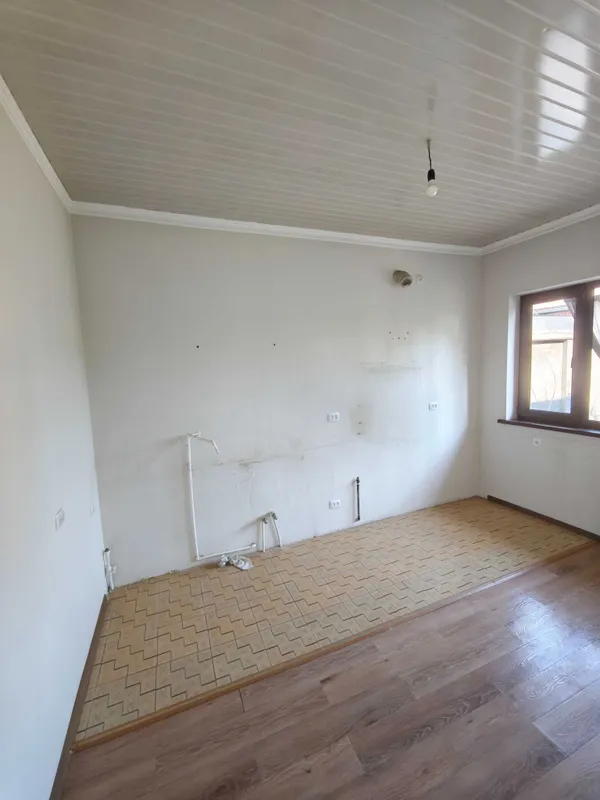 Uchqahramon G'ishtko'prikda hovli sotiladi 8