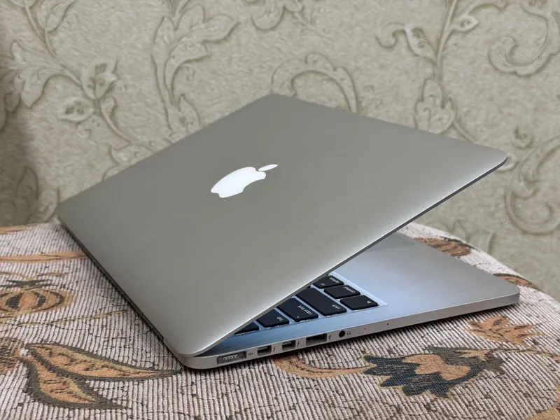 Apple MacBook Pro 13 inch Retina 2k 3 Apple MacBook Pro 13 inch Retina 2k 3