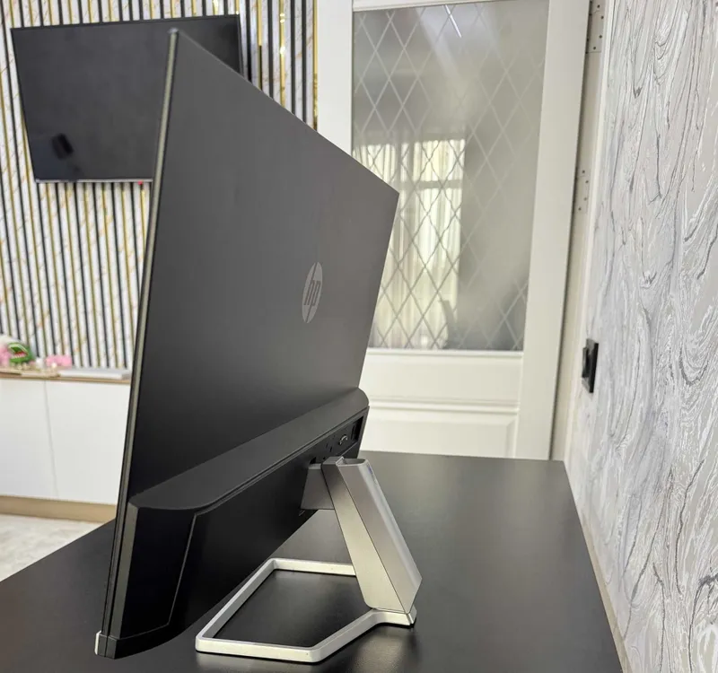 HP monitor M24f Full HD IPS — qutisi bilan, ideal holatda — фото 3
