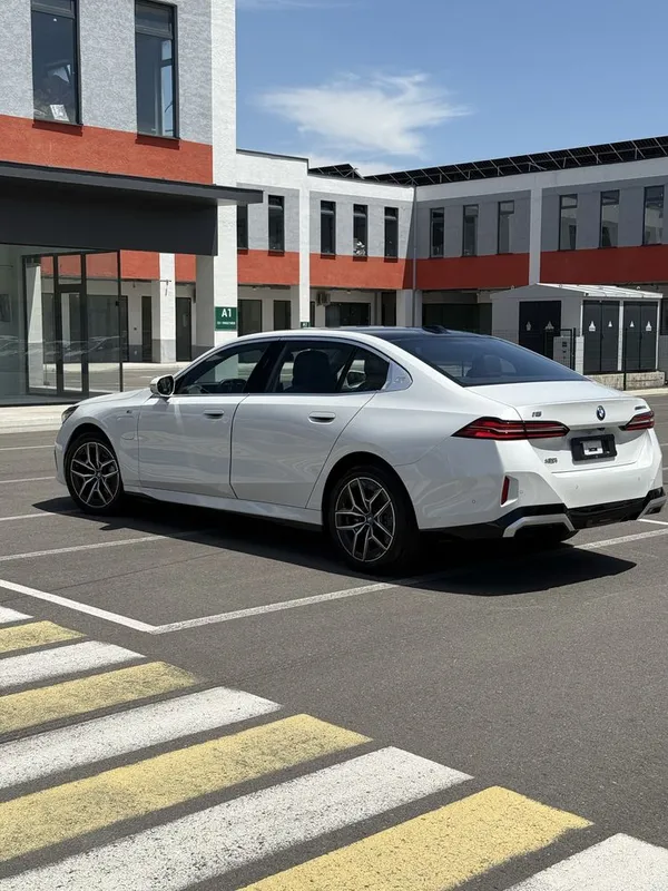 Bmw i5 35L 2024-Yil 15.700 yurgan +dop option 360kamera Harman Kardon 3 Bmw i5 35L 2024-Yil 15.700 yurgan +dop option 360kamera Harman Kardon 3