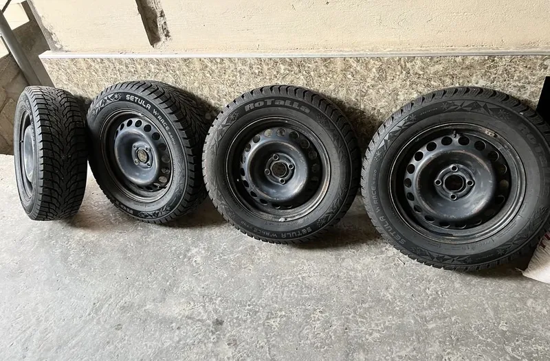 Зимние шины Rotalla, новые, использовались 1 неделю, 205/65/R15 4 Зимние шины Rotalla, новые, использовались 1 неделю, 205/65/R15 4