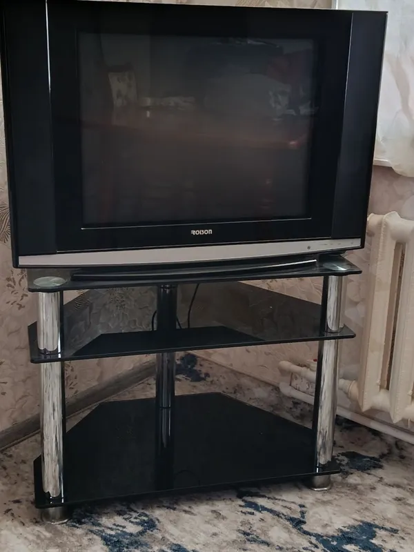 Televizor va padstavka 2