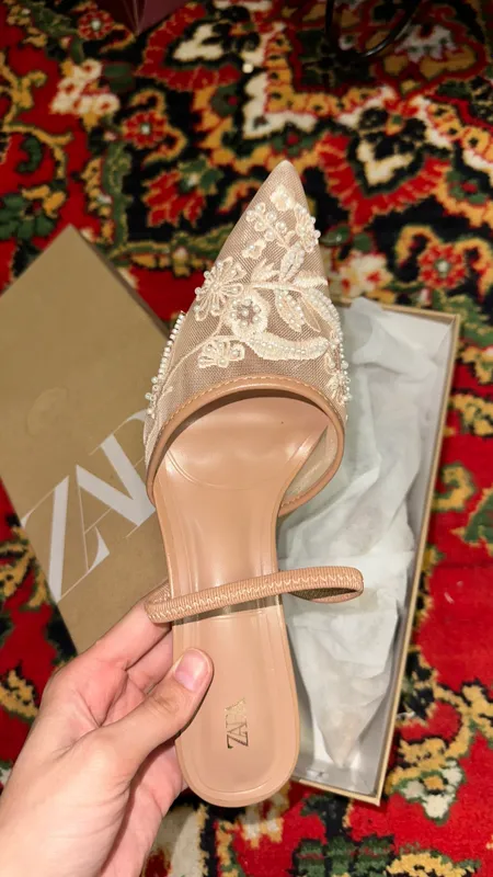 Zara tufli 38 razmer bir marta ham kiyilmagan.