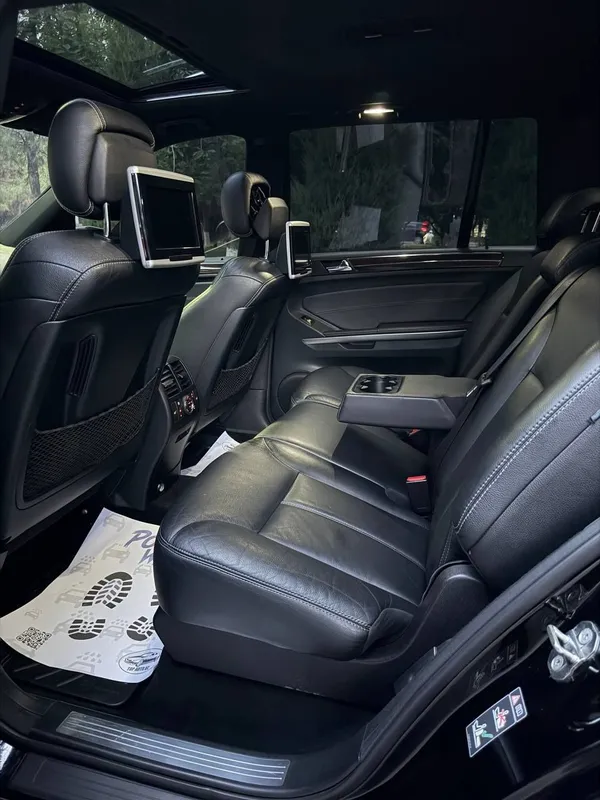 Mercedes Benz GL 550 4 Matic 7