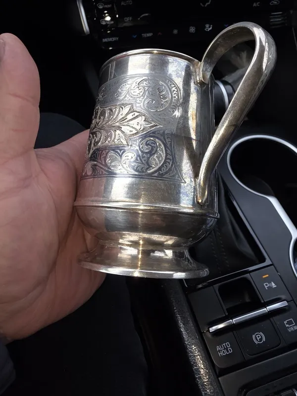Крупная серебряная кружка. 5