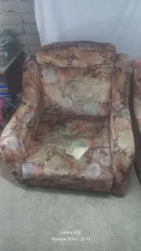 Divan sotiladi yangi ustidan material qoplash kerak 1 Divan sotiladi yangi ustidan material qoplash kerak 1