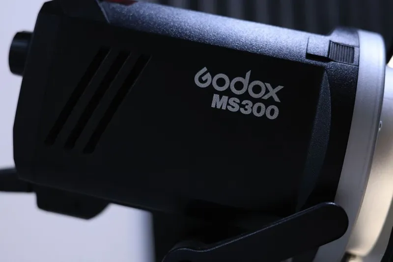 Godox ms300 +Стойка и софотбокс без синхронизатора и коробки 1.400 1 Godox ms300 +Стойка и софотбокс без синхронизатора и коробки 1.400 1