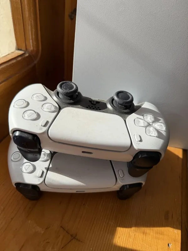 Ps5 slim oyini bn 2 ta jostik bn 2