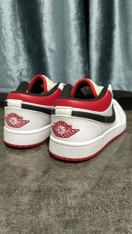 Оригинальные кроссовки Nike Air Jordan 1 — фото 3