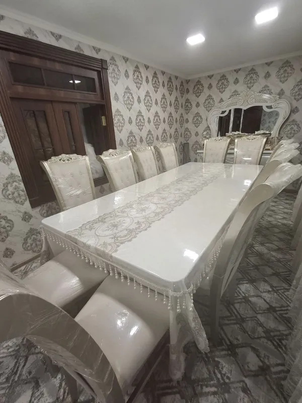 Oq rangli stol va 12 ta stul sotiladi. Holati yangidek. — фото 1