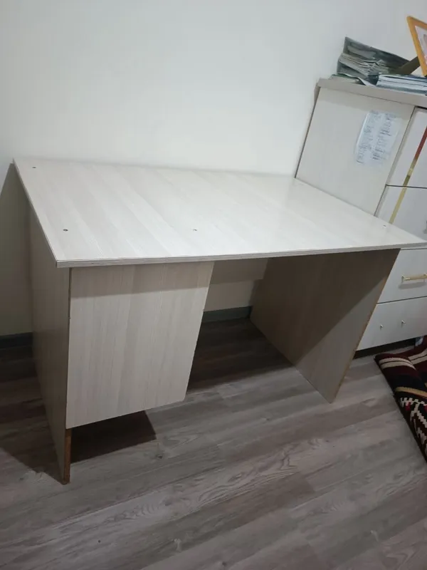 Stol sotiladi / Uy va ofis uchun qulay stol holati aʼlo 8