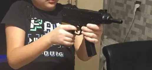 Пистолет-пулемет «Скорпион» (пластик, игрушка) — фото 3