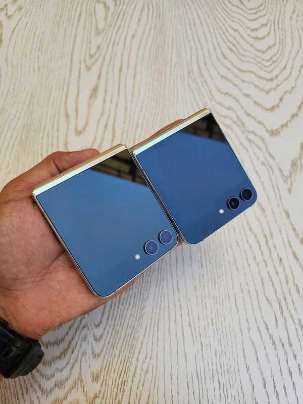 Samsung Galaxy Z Flip 5 (5G) 3 Samsung Galaxy Z Flip 5 (5G) 3