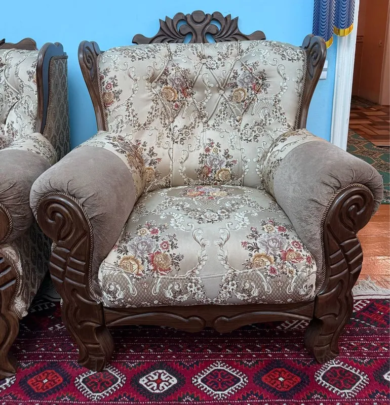 Продаётся мягкая мебель: диван + 2 кресла (комплект) — фото 1