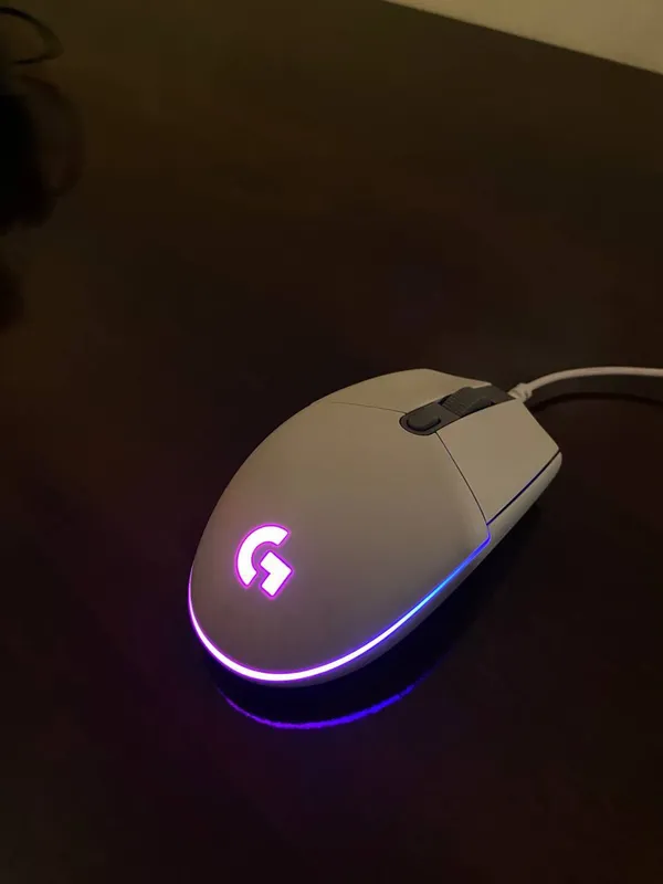 Logitech simli, yoritgichli o‘yin sichqonchasi 2