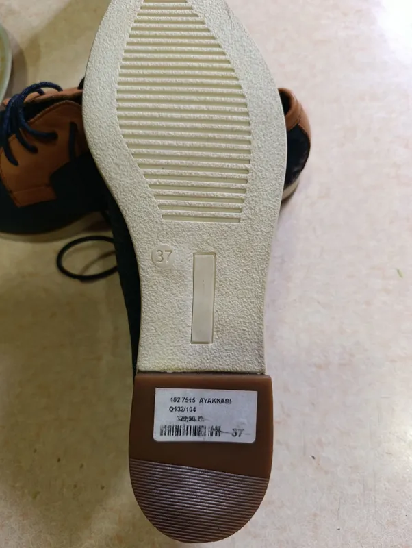 Ayollar oyoq kiyimini sotaman. 3