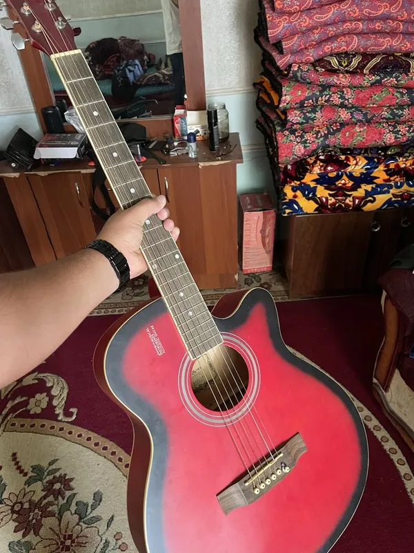 Akustik gitara sotiladi