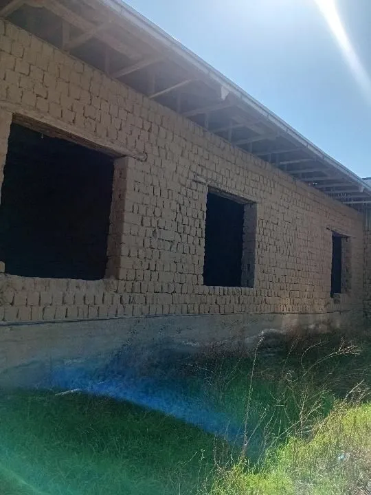 Hovli sotiladi yangi qurilgan srojni sotiladi pul zarul