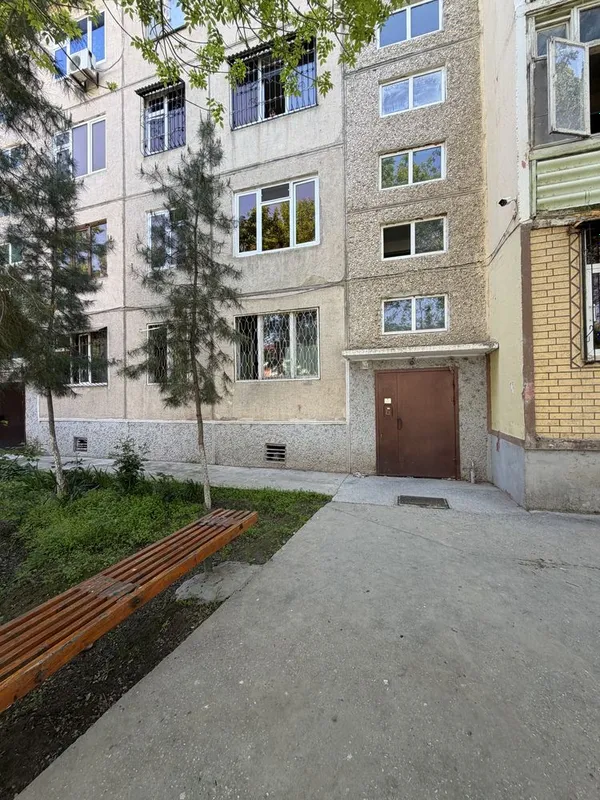 Навои шахар милий банк. Оркасидан 1 этаж 3 хоналик квартира сотилади