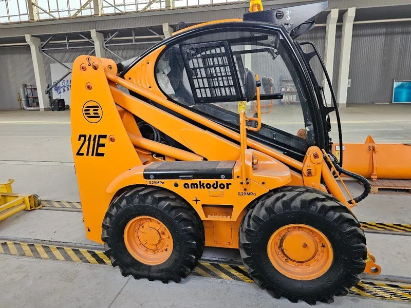 Мини погрузчик Amkodor 211E(Yaponiya motor Yanmar, Italiya gidravlika) Мини погрузчик Amkodor 211E(Yaponiya motor Yanmar, Italiya gidravlika)