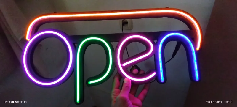 неоновая вывеска Open (открыто)