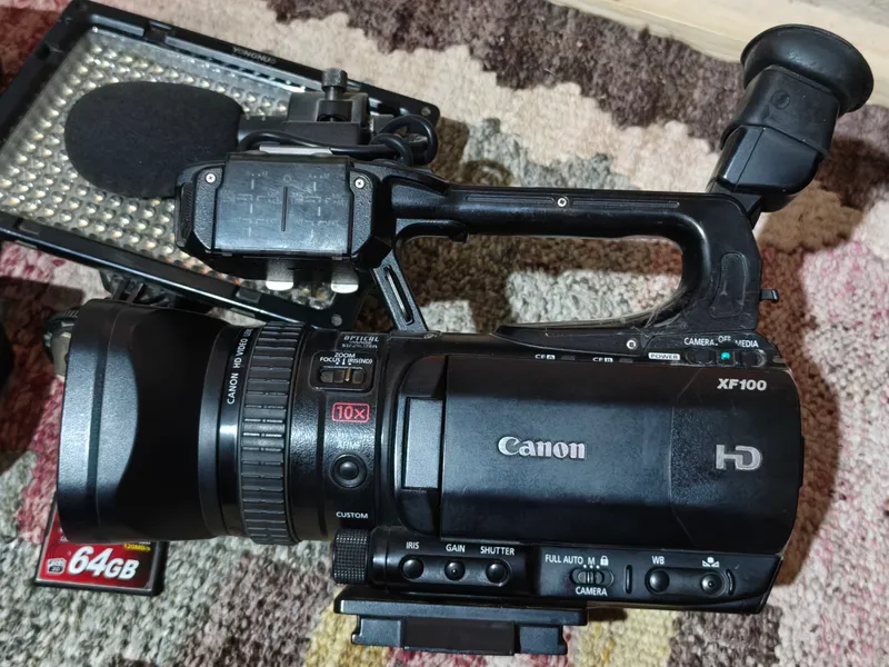 Canon XF100  64 lik fleshka bor 5 soat oladi 2
