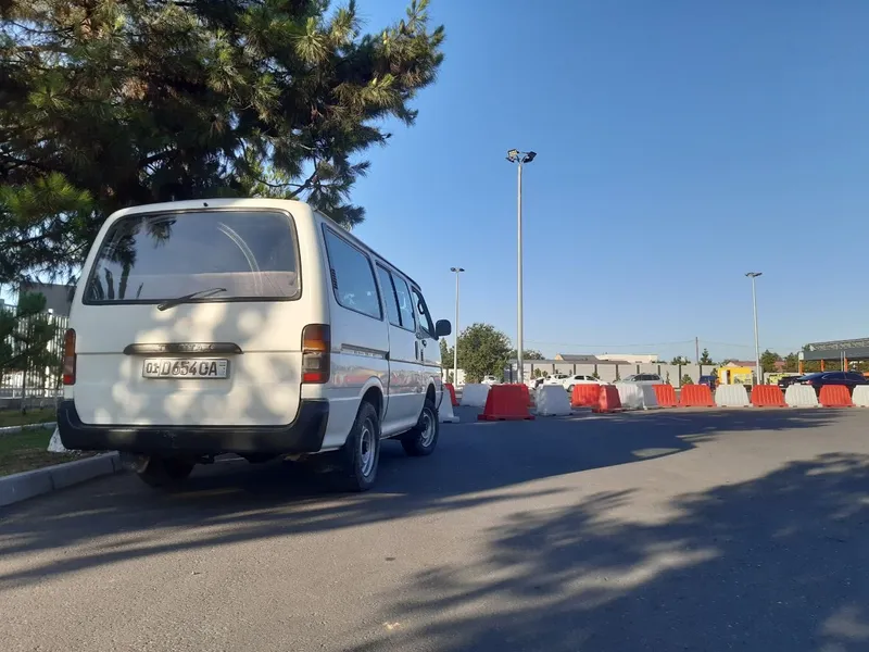Toyota HiAce micro avtobus — фото 3