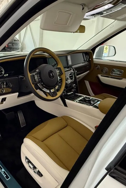 Rolls Royce Cullinan Black Badge White MY2026 — фото 2