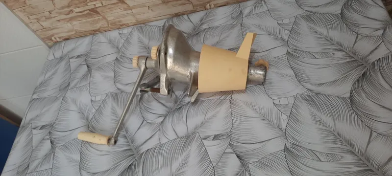 Продаётся ручная соковыжималка.