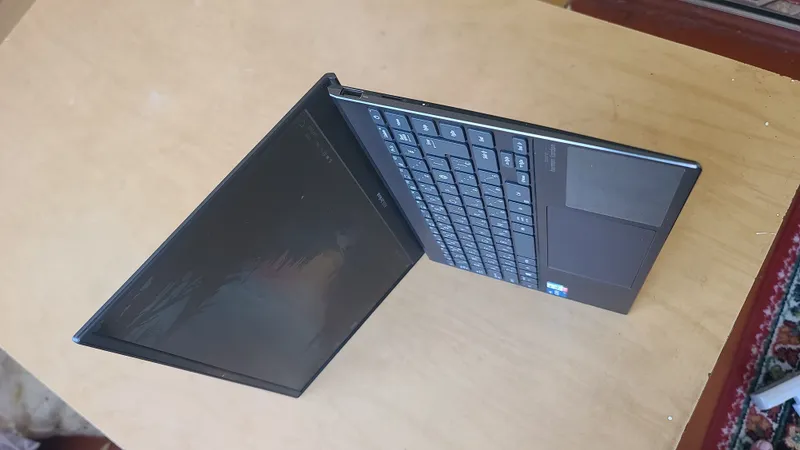 ASUS ZenBook 13 UX325E — atigi bir zaryad qilingan 3 ASUS ZenBook 13 UX325E — atigi bir zaryad qilingan 3