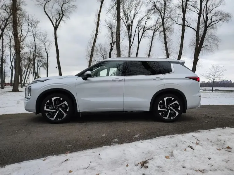 Mitsubishi Outlander — фото 2