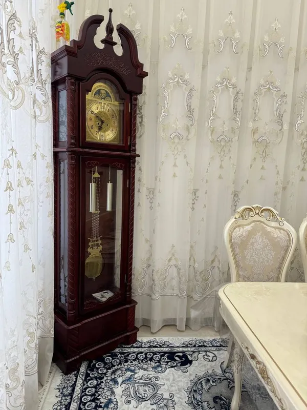 Напольные часы с маятником, классический дизайн Напольные часы с маятником, классический дизайн