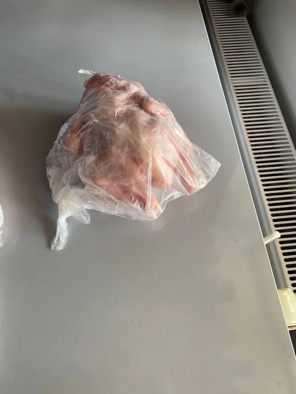 Muzlatilgan tovuq go’shti sotiladi