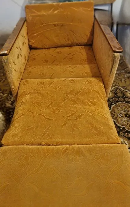 Divan tezda sotiladi. Narxi kelishiladi