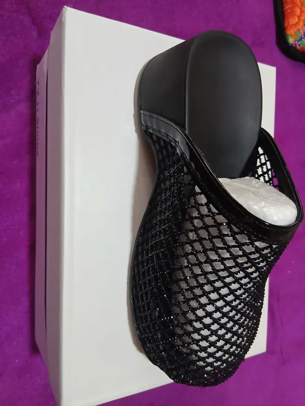 zo'r holatdagi ayollar poyabzali