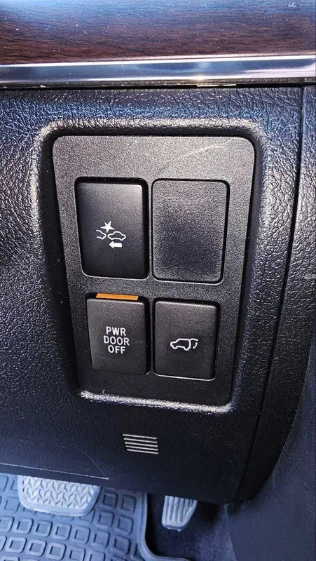 Toyota Land Cruiser 200 8 Toyota Land Cruiser 200 8